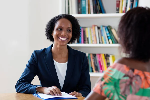 Rire femme d'affaires afro-américaine à l'entretien d'embauche — Photo