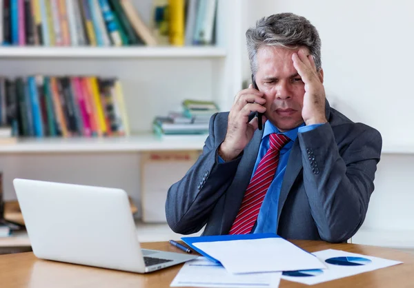 Uomo d'affari insolubile a telefono — Foto Stock