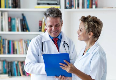 İş yerinde kadın doktor ile Gülen olgun pratisyen hekim