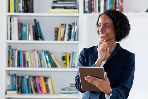 Empresária afro-americana com tablet digital — Fotografia de Stock