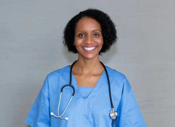 Портрет сміху афро-американської медсестри — стокове фото