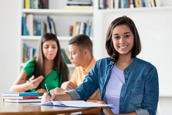 Smart studentessa spagnola con gruppo di studenti di apprendimento — Foto Stock