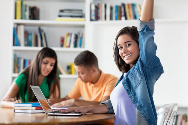 Gelukkige Spaanse vrouwelijke student met groep leer studenten — Stockfoto