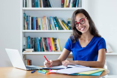 Diplomaya hazırlanan Fransız kız öğrenciöğrenme