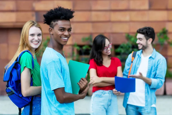 Śmiać się kaukaski kobieta i African American mężczyzna student — Zdjęcie stockowe