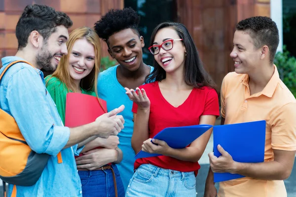 Gruppo di studenti americani e latini e africani parlando di h — Foto Stock