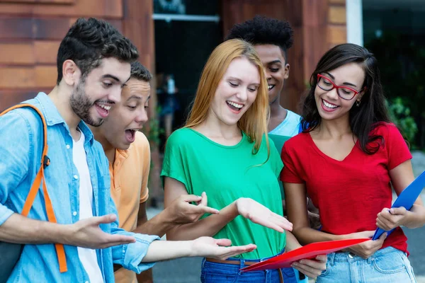 Internationale Studentengruppe freut sich über gute Noten — Stockfoto