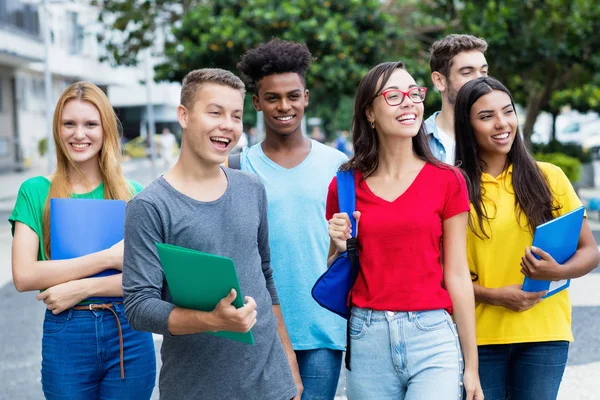 Fransk kvinnlig student och tysk kille med grupp av mutlietniska s — Stockfoto