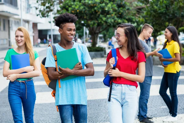 Franska kvinnliga studenten och tyska Guy och grupp av multietniska St — Stockfoto