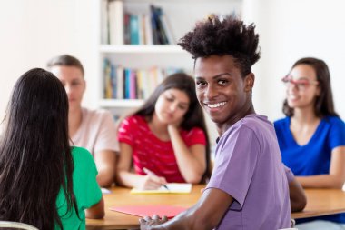 Afrikalı-Amerikalı erkek öğrenci grubu ile öğrenci öğrenme