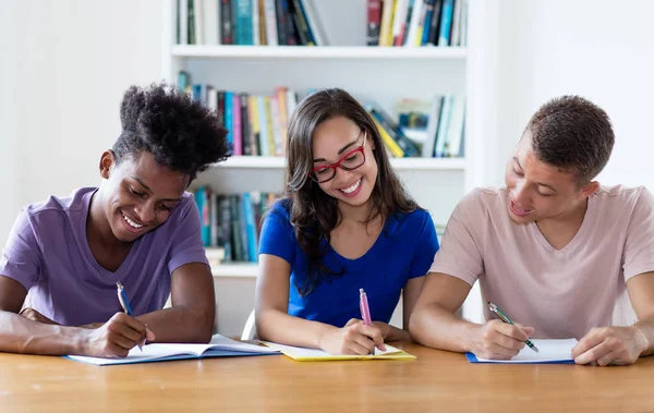 Afroamericano maschio studente con nerd studenti — Foto Stock