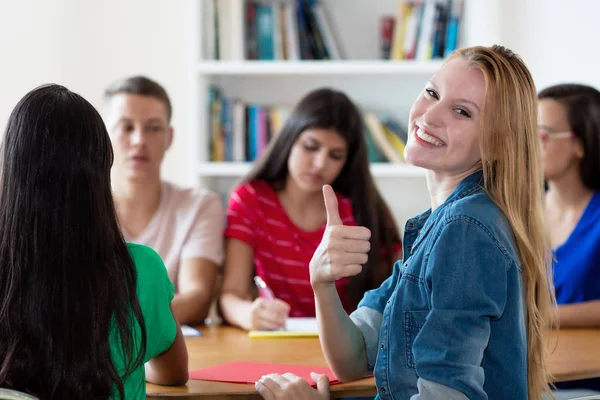 Estudante russa bem sucedida aprendendo com grupo de estudante — Fotografia de Stock