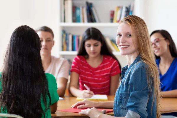 Estudante russa aprendendo com grupo de estudantes — Fotografia de Stock