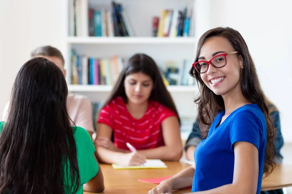Franse vrouwelijke student leren met groep studenten — Stockfoto