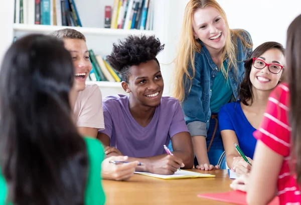 Grupo de estudantes internacionais aprendendo juntos — Fotografia de Stock