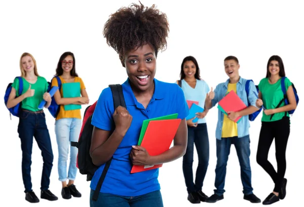 Torcendo afro-americano estudante feminino com grupo de estudantes — Fotografia de Stock