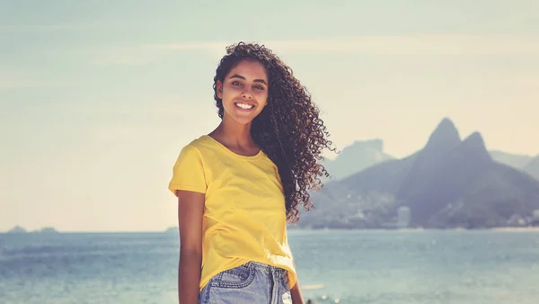 Щаслива Бразильська жінка на пляжі Іпанема в Ріо-де-Жанейро — стокове фото