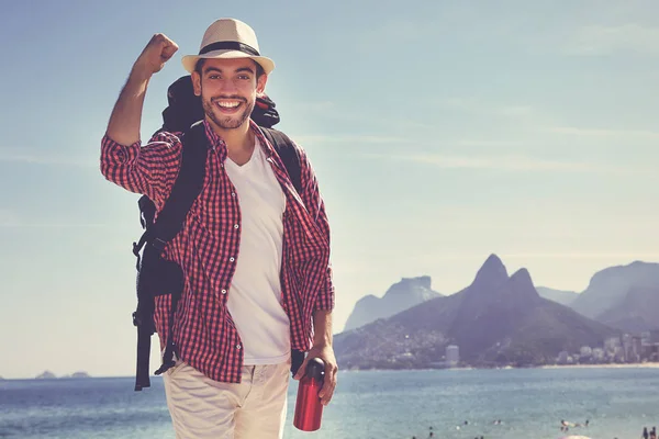 Feliz turista hipster americano na praia de Ipanema no Rio de Janeir — Fotografia de Stock