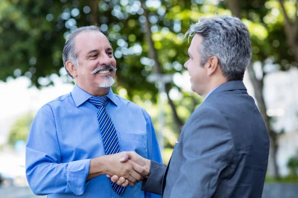 Handshake of senior businessman and mature man in suit — Stock Photo, Image