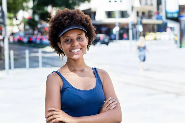 Riéndose afroamericana joven mujer adulta en la ciudad — Foto de Stock