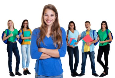 Sarı saçlı genç bir Alman kız öğrenci ve bir grup öğrenci.