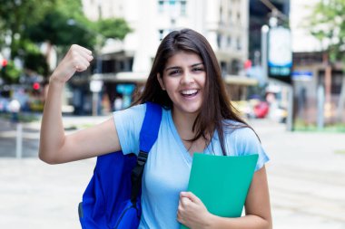 Şehirde meksikalı kız öğrenciye tezahürat
