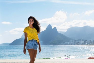 Rio de Janeiro 'da Ipanema plajında güzel Brezilyalı kız