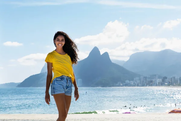 Menina brasileira bonita na praia de Ipanema no Rio de Janeiro — Fotografia de Stock