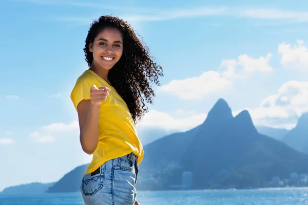 Hermosa mujer brasileña con el pelo largo rizado en la playa de Ipanema — Foto de Stock