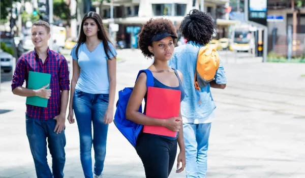 Група студентів Латинської Америки та Африки на автобусній станції — стокове фото