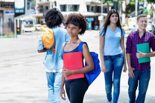 Afro-Amerikaanse vrouwelijke student wachten op bus — Stockfoto