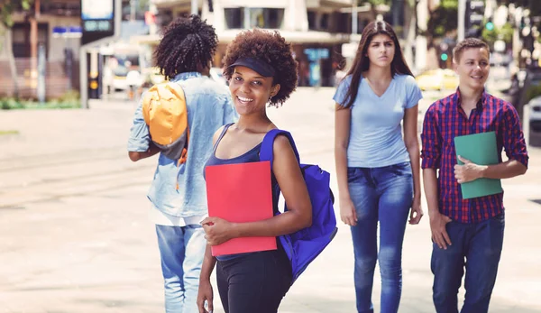 Bella studentessa afro-americana in attesa di autobus — Foto Stock