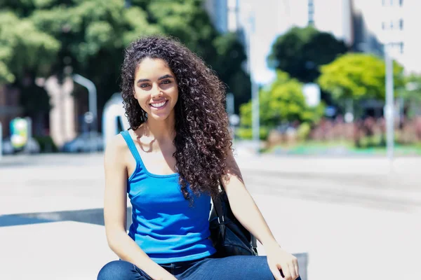 Laughing brazilian young adult woman in city — Stock Photo, Image