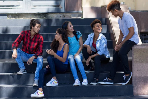 Grupo de hablantes latinoamericanos e hispanoamericanos adultos jóvenes immigra — Foto de Stock