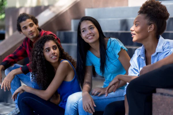 Grupo de jóvenes inmigrantes latinoamericanos e hispanos en la ciudad — Foto de Stock