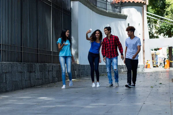 Feliz grupo de jóvenes brasileños y mexicanos hipster en cit — Foto de Stock