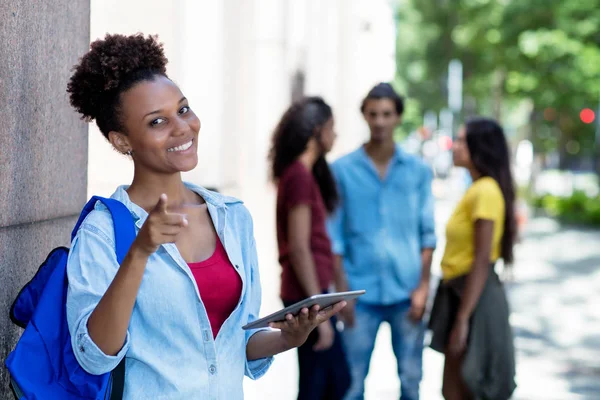 Estudiante afroamericana inteligente trabajando con tablet comput —  Fotos de Stock