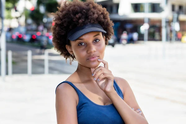 Retrato de una hermosa mujer adulta joven afroamericana — Foto de Stock