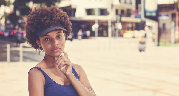 Retrô retrato de uma bela afro-americana jovem mulher adulta — Fotografia de Stock