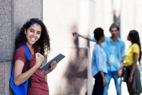 Animando a una estudiante latinoamericana con tableta —  Fotos de Stock