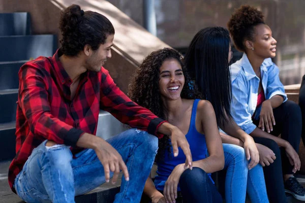 Lachende groep jonge Latijns-Amerikaanse en Spaanse immigranten i — Stockfoto