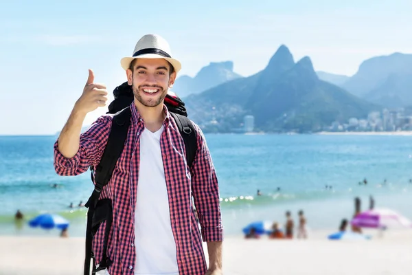 Glücklicher amerikanischer backpacker toutrist am rio de janeiro — Stockfoto