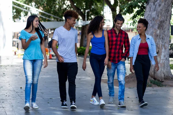 Grupo hablador de jóvenes brasileños y mexicanos hipster en c — Foto de Stock