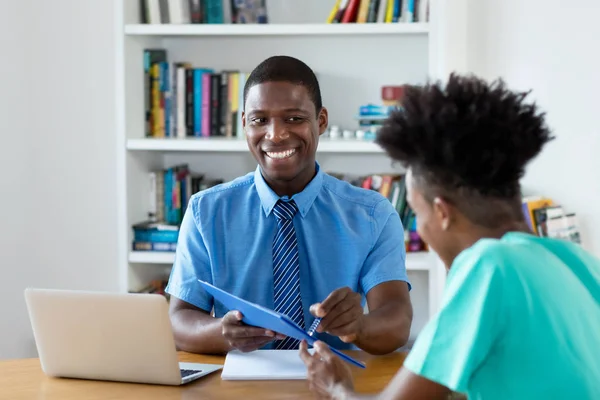 Africain américain homme d'affaires montrant contrat après emploi intervie — Photo