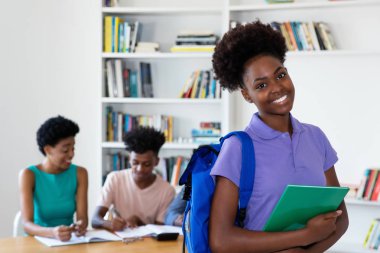 Öğrenciler ve öğretmen ile Afrikalı-Amerikalı kadın genç yetişkin