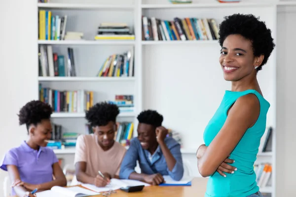 Africana madura profesora con estudiantes en el trabajo —  Fotos de Stock