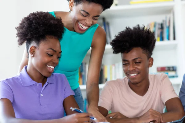 Афро-американські студенти навчаються зі зрілою жінкою вчителя — стокове фото