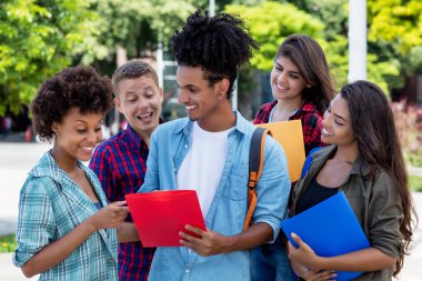 Latin ve Afrika grubu ile İspanyol hipster öğrenci öğrenme