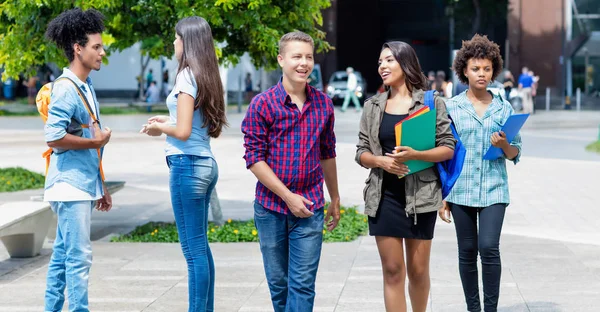 Estudantes e jovens adultos conversando e caminhando na cidade — Fotografia de Stock
