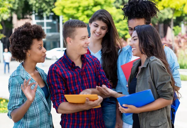 Konuşan ve öğrenen öğrenciler grubu
